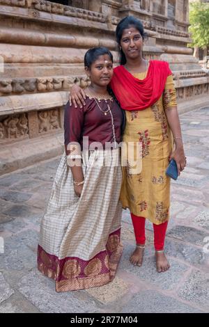 Pusari Worshipers in traditional sari visit Airavateshwara Hindu Temple ...