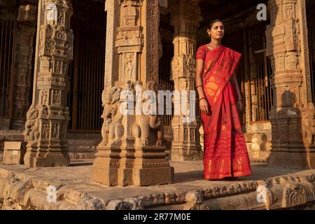 Pusari Worshipers in traditional sari visit Airavateshwara Hindu Temple ...