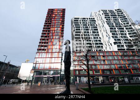 Ongebroken Verzet - Hubert van Lith statue in front fo modern architecture of Rotterdam, Netherlands Stock Photo