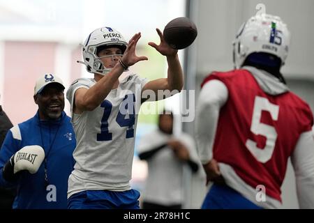 Indianapolis Colts' Alec Pierce participates in a drill during NFL football  practice, Tuesday, June 13, 2023, in Indianapolis. (AP Photo/Darron  Cummings Stock Photo - Alamy