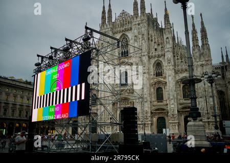 Milano, Italy. 13th June, 2023. A view of the Milan Cathedral with the technicians testing the giant screen, which will project live images of the state funeral ceremony for Silvio Berlusconi Preparations for the state funeral of Silvio Berlusconi, who died on June 12 at the San Raffaele hospital at the age of 86. Credit: SOPA Images Limited/Alamy Live News Stock Photo