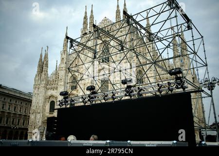 Milano, Italy. 13th June, 2023. The preparations for the installation of the maxi screen in front of the cathedral, where the images of the state ceremony will be projected, for Silvio Berlusconi. Preparations for the state funeral of Silvio Berlusconi, who died on June 12 at the San Raffaele hospital at the age of 86. Credit: SOPA Images Limited/Alamy Live News Stock Photo