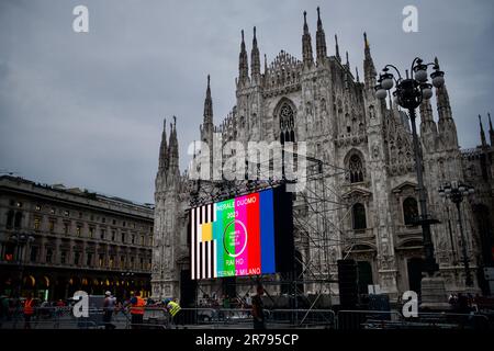 Milano, Italy. 13th June, 2023. A view of the Milan Cathedral with the technicians testing the giant screen, which will project live images of the state funeral ceremony for Silvio Berlusconi Preparations for the state funeral of Silvio Berlusconi, who died on June 12 at the San Raffaele hospital at the age of 86. Credit: SOPA Images Limited/Alamy Live News Stock Photo