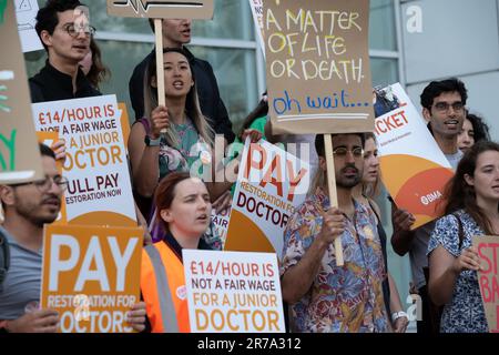 London, UK. 14 June, 2023. Striking National Health Service (NHS) junior doctors picket University College Hospital (UCH) as they begin 72 hours of strikes in England to demand better pay and conditions. Credit: Ron Fassbender/Alamy Live News Stock Photo