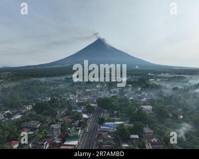Legaspi City, Bicol, Philippines. 14th June, 2023. Smoke coming out from Mt. Mayon volcano early morning of June 14, 2023 in Legaspi City, Philippines. Around 15,000 people have left their homes which is within the 6-kilometer (3.7-mile) danger zone radius of Mayon since volcanic activity lava flow, ash fall and sulfuric gas emission increased since last week. (Credit Image: © Sherbien Dacalanio/Pacific Press via ZUMA Press Wire) EDITORIAL USAGE ONLY! Not for Commercial USAGE! Stock Photo