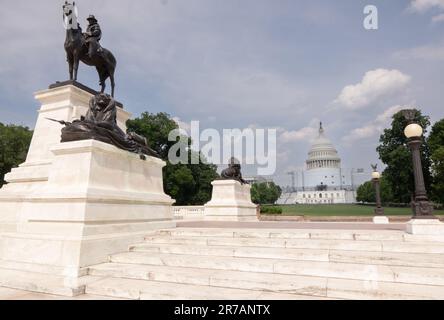 Statue of Ulysses S. Grant below The United States Capitol Building,  Washington DC, USA. Picture: garyroberts/worldwidefeatures.com Stock Photo