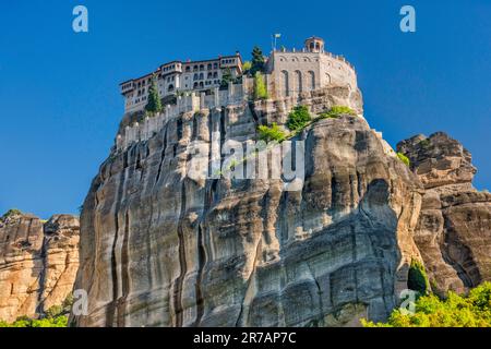 Moni Varlaam (Varlaam Monastery), mineral streaks on cliff, Meteora rock formations, Thessaly region, Greece Stock Photo