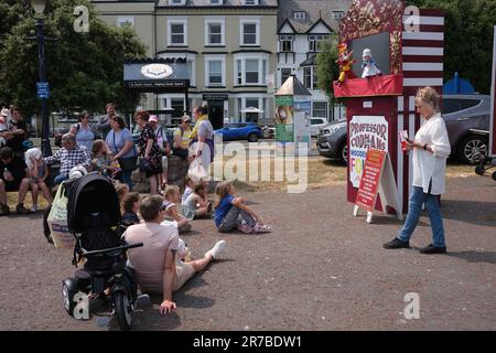Children watching Professor Codman's traditional Punch and Judy show on Llandudno promenade. Wales, Britain, Uk holiday entertainment Stock Photo