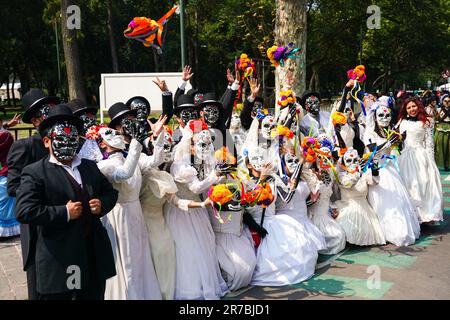 Skeleton Catrina brides pose together during the Grand Parade celebration for the Day of the Dead holiday on Paseo de la Reforma, October 29, 2022 in Mexico City, Mexico. Stock Photo