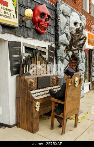 Organ player. Halloween scenes at Foy's stores in Fairborn, Dayton, Ohio, USA. Stock Photo