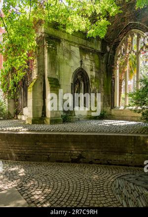 Carved stone windows of St Dunstan church in City of London covered with foliage Stock Photo