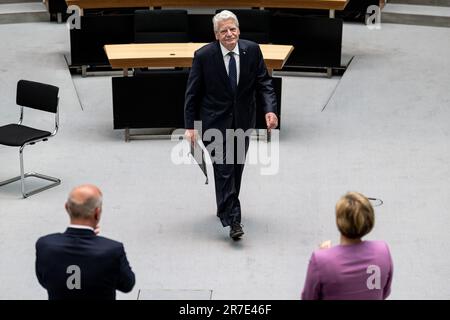 Berlin, Germany. 15th June, 2023. Joachim Gauck (M), former German President, arrives at the plenary session of the Berlin House of Representatives for the commemoration of the 1953 popular uprising. Credit: Fabian Sommer/dpa/Alamy Live News Stock Photo