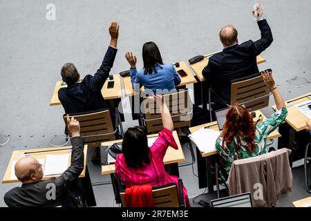 Berlin, Germany. 15th June, 2023. Members of parliament vote in the plenary session of the Berlin House of Representatives. Credit: Fabian Sommer/dpa/Alamy Live News Stock Photo