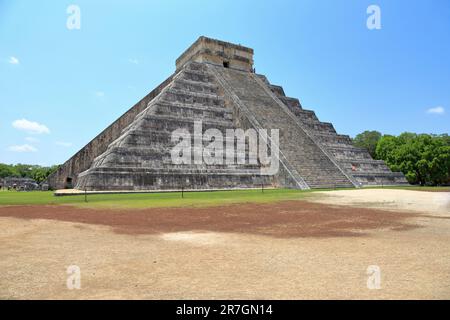 The Castle, El Castillo or Pyramid of Kukulcan at Chichen Itza, Yucatan, Yucatan Peninsular, Mexico. Stock Photo