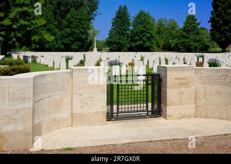 Entrance to the First World War Guards Cemetery, Windy Corner in Cuinchy (Pas-de-Calais), France Stock Photo