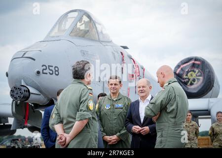 Jagel, Germany. 16th June, 2023. German Chancellor Olaf Scholz (SPD, 2nd from right) learns about the international air force maneuver 'Air Defender 2023' at Jagel Air Base alongside Ingo Gerhartz (r), Air Force Inspector, and Michael A. Loh (2nd from left), Lieutenant General and Director US Air National Guard. Twenty-five nations, as well as NATO, are participating in the German-led air exercise through June 23. According to the Bundeswehr, around 10,000 soldiers and 250 aircraft are taking part. Credit: Kay Nietfeld/dpa/Alamy Live News Stock Photo