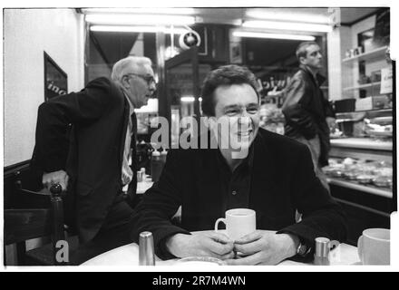 PAUL WHITEHOUSE, COMEDIAN, YOUNG, LONDON, 1996: Interview portrait of comedian and actor Paul Whitehouse at a small cafe in North London, England, UK during Fast Show filming in November 1996. This was a huge breakthrough year for this modern British comedy legend. Photo: Rob Watkins Stock Photo