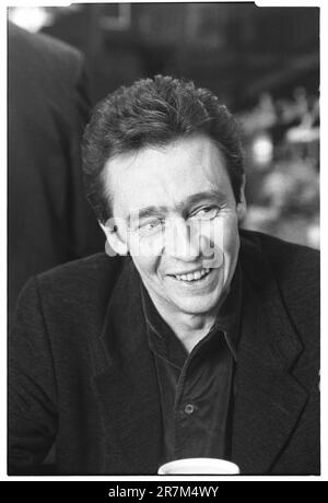 PAUL WHITEHOUSE, COMEDIAN, YOUNG, LONDON, 1996: Interview portrait of comedian and actor Paul Whitehouse at a small cafe in North London, England, UK during Fast Show filming in November 1996. This was a huge breakthrough year for this modern British comedy legend. Photo: Rob Watkins Stock Photo