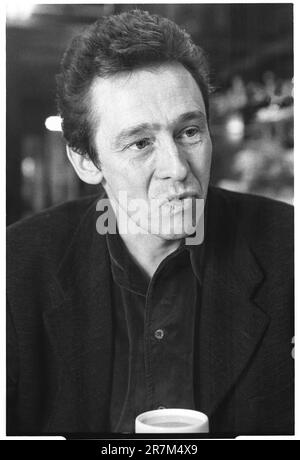 PAUL WHITEHOUSE, COMEDIAN, YOUNG, LONDON, 1996: Interview portrait of comedian and actor Paul Whitehouse at a small cafe in North London, England, UK during Fast Show filming in November 1996. This was a huge breakthrough year for this modern British comedy legend. Photo: Rob Watkins Stock Photo