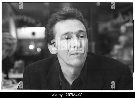 PAUL WHITEHOUSE, COMEDIAN, YOUNG, LONDON, 1996: Interview portrait of comedian and actor Paul Whitehouse at a small cafe in North London, England, UK during Fast Show filming in November 1996. This was a huge breakthrough year for this modern British comedy legend. Photo: Rob Watkins Stock Photo