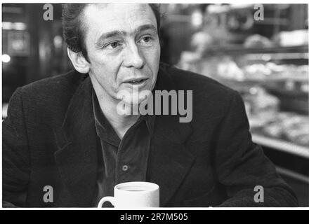 PAUL WHITEHOUSE, COMEDIAN, YOUNG, LONDON, 1996: Interview portrait of comedian and actor Paul Whitehouse at a small cafe in North London, England, UK during Fast Show filming in November 1996. This was a huge breakthrough year for this modern British comedy legend. Photo: Rob Watkins Stock Photo