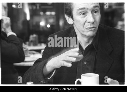 PAUL WHITEHOUSE, COMEDIAN, YOUNG, LONDON, 1996: Interview portrait of comedian and actor Paul Whitehouse at a small cafe in North London, England, UK during Fast Show filming in November 1996. This was a huge breakthrough year for this modern British comedy legend. Photo: Rob Watkins Stock Photo