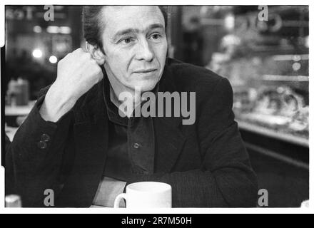 PAUL WHITEHOUSE, COMEDIAN, YOUNG, LONDON, 1996: Interview portrait of comedian and actor Paul Whitehouse at a small cafe in North London, England, UK during Fast Show filming in November 1996. This was a huge breakthrough year for this modern British comedy legend. Photo: Rob Watkins Stock Photo