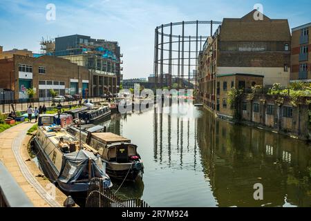 The Regents canal at Regents Row in Haggerston London E8 Stock Photo ...
