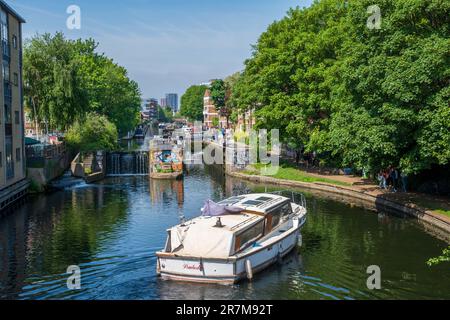 The Regents canal at Regents Row in Haggerston London E8 Stock Photo ...
