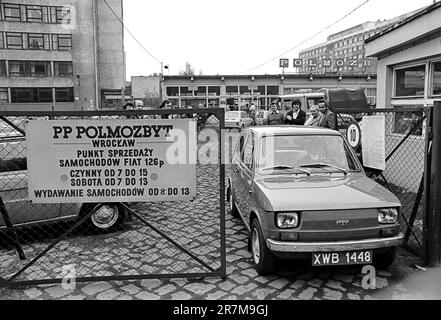 - Poland, September 1978, Fiat car dealer in Wroclaw (Breslau)                                                    -  Polonia, settembre 1978, rivenditore di automobili FIAT a Wroclaw (Breslavia) Stock Photo