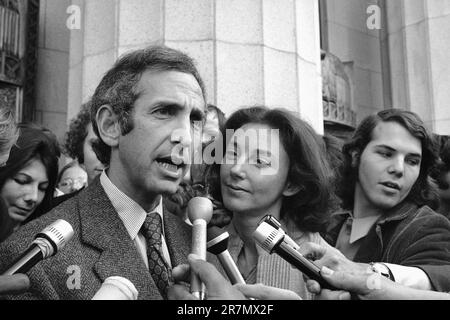 https://l450v.alamy.com/450v/2r7mx2f/file-daniel-ellsberg-co-defendant-in-the-pentagon-papers-trial-talks-to-reporters-after-he-testified-in-los-angeles-april-12-1973-as-his-wife-patricia-ellsberg-looks-on-ellsberg-the-government-analyst-and-whistleblower-who-leaked-the-pentagon-papers-in-1971-has-died-he-was-92-ap-photo-file-2r7mx2f.jpg