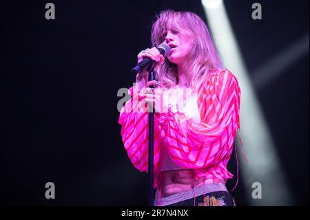Manchester, United States. 19th June, 2022. Suki Waterhouse performs during Day 1 of the 2023 Bonnaroo Music & Arts Festival on June 15, 2023 in Manchester, Tennessee. Photo: Darren Eagles/imageSPACE /Sipa USA Credit: Sipa USA/Alamy Live News Stock Photo