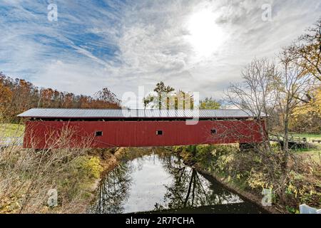 Marietta, Ohio, USA-Oct. 25, 2022: The beautiful Rinard Covered Bridge, originally built in 1876 and rebuilt in 2006 after a flood. It spans the Littl Stock Photo