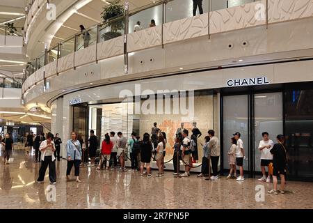 Customers line up at a luxury goods store in Shanghai, China, June 16, 2023. Stock Photo