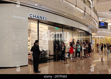 Customers line up at a luxury goods store in Shanghai, China, June 16, 2023. Stock Photo