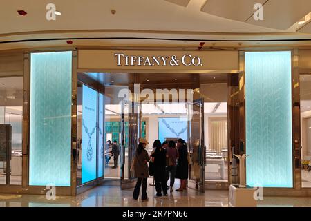 Customers line up at a luxury goods store in Shanghai, China, June 16, 2023. Stock Photo