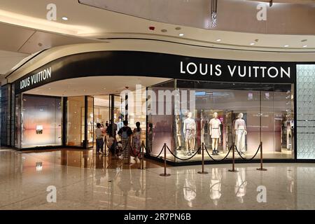 Customers line up at a luxury goods store in Shanghai, China, June 16, 2023. Stock Photo