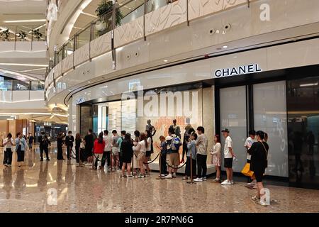 Customers line up at a luxury goods store in Shanghai, China, June 16, 2023. Stock Photo