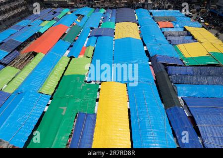Dhaka, Bangladesh - June 17, 2023: After the massive fire that ravaged the Bangabazar market on April 04, traders set up their shops with these makesh Stock Photo