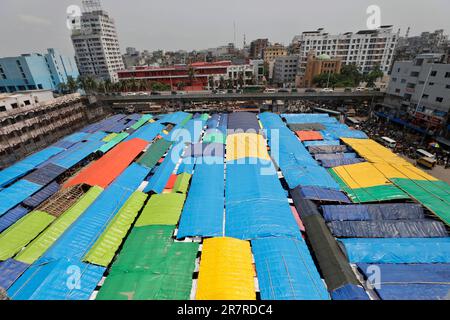 Dhaka, Bangladesh - June 17, 2023: After the massive fire that ravaged the Bangabazar market on April 04, traders set up their shops with these makesh Stock Photo