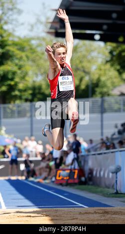 Ratingen, Germany. 17th June, 2023. Athletics, all-around meet: Jeff Tesselaar, Netherlands, decathlon, long jump. Credit: Thomas Banneyer/dpa/Alamy Live News Stock Photo