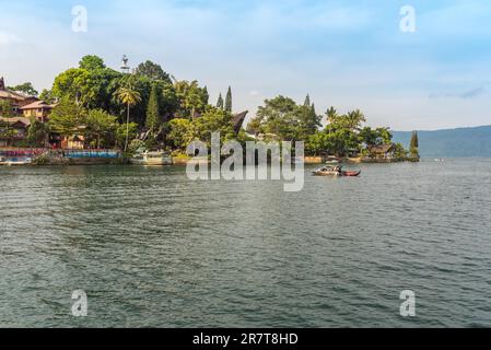 The island Samosir and peninsula Tuktuk Siadong with its resorts, within the Lake Toba, the biggest volcanic lake in the world located in the middle Stock Photo
