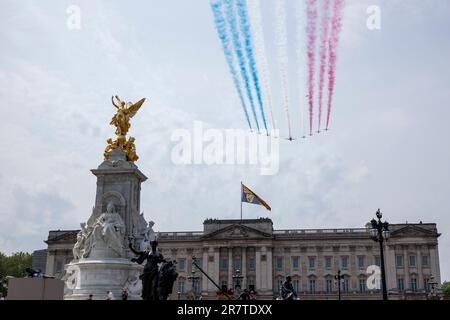 London, UK. 17th June, 2023. The Red Arrows are seen flying pass the Buckingham Palace as the end of the Trooping the Colour. King Charles leads his first Trooping the Colour in London, United Kingdom, since he inherited the Commonwealth realm as the monarch. (Photo by Hesther Ng/SOPA Images/Sipa USA) Credit: Sipa USA/Alamy Live News Stock Photo