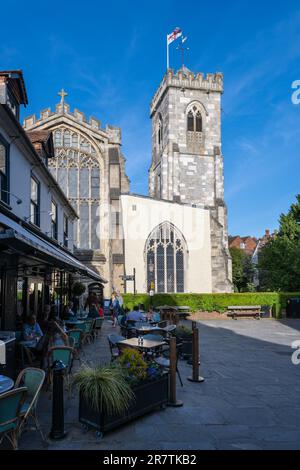 St Thomas's Church, in front of it St Thomas's Square with catering business, Salisbury, Wiltshire, England, United Kingdom Stock Photo