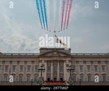 London, UK. 17th June, 2023. Trooping the Colour (The King's Birthday Parade) takes place on a hot and humid day in London with HRH King Charles III attending for the first time as Sovereign. The event finishes with the RAF Red Arrows aerobatic team flying over Buckingham Palace with the Royal Family watching from the balcony. Credit: Malcolm Park/Alamy Live News Stock Photo