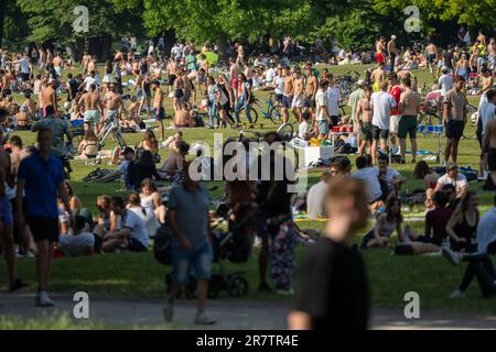 Munich, Germany. 17th June, 2023. People enjoying the warm weather on the large lawn in the English Garden, located in the heart of the Bavarian capital. Credit: Peter Kneffel/dpa/Alamy Live News Stock Photo