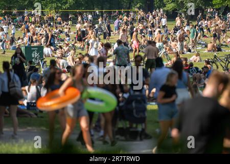 Munich, Germany. 17th June, 2023. People enjoying the warm weather on the large lawn in the English Garden, located in the heart of the Bavarian capital. Credit: Peter Kneffel/dpa/Alamy Live News Stock Photo