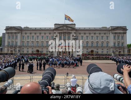 London, UK. 17th June, 2023. Trooping the Colour (The King's Birthday Parade) takes place for the first time with HRH King Charles III attending on horseback, accompanied by the Royal Colonels, to take the salute with over 1400 officers and men on parade. Press cameras get ready for members of the Royal Family coming out onto the balcony of Buckingham Palace. Credit: Malcolm Park/Alamy Stock Photo