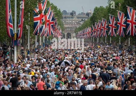 London, UK. 17th June, 2023. Trooping the Colour (The King's Birthday Parade) takes place for the first time with HRH King Charles III attending on horseback. Image: Crowds on The Mall at the end of the ceremony. Credit: Malcolm Park/Alamy Stock Photo