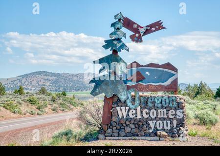 Wrden, OR - May 26, 2023: Artistic old Oregon Welcome sign along Highway 97 in southern Oregon Stock Photo